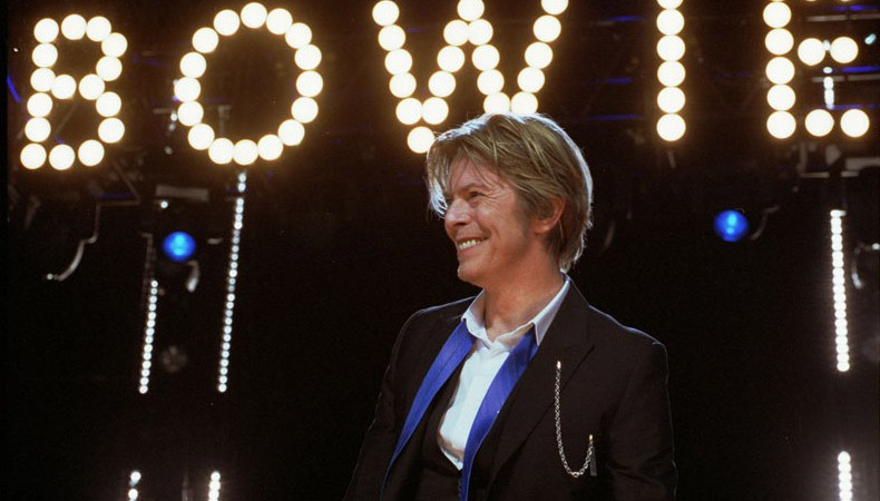 David Bowie élu le Britannique le mieux habillé de tous les temps