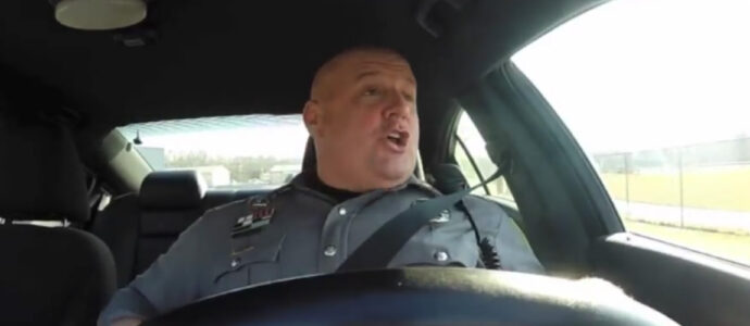 Buzz : un policier parodie "Shake it Off" de Taylor Swift au volant de sa voiture