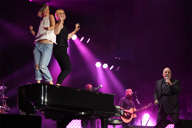 Jennifer Lawrence et Amy Schumer dansent sur le piano de Billy Joel en plein concert