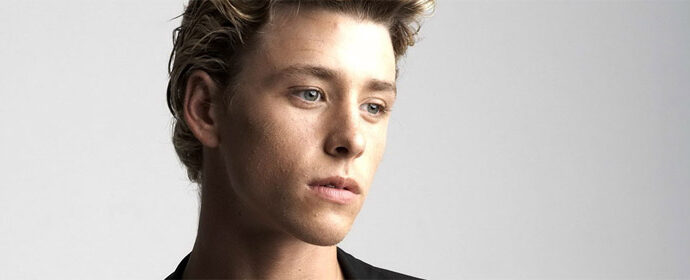 Mitch Hewer à la convention Skins