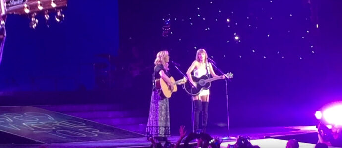 Vidéo : Taylor Swift et Lisa Kudrow chantent "Smelly Cat" sur scène