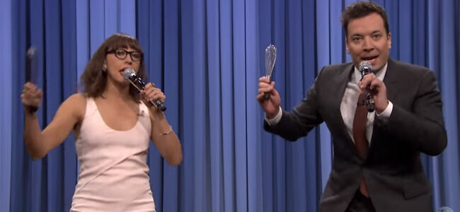 Jimmy Fallon et Rashida Jones d&eacute;tournent de nouveau les plus gros titres de l'ann&eacute;e