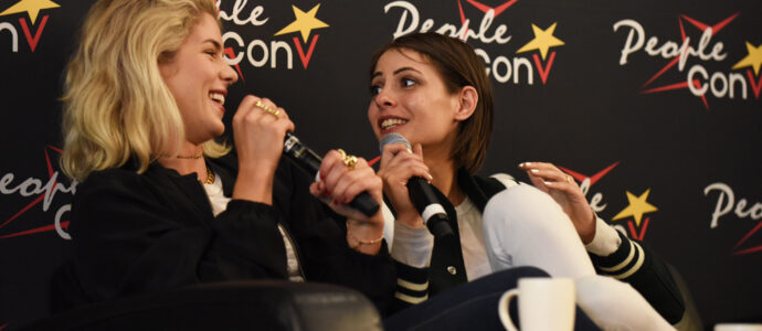 Willa Holland et Emily Bett Rickards - panel Super Heroes Con 2 - photo : Roster Con / Youbecom