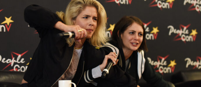 Willa Holland et Emily Bett Rickards - panel Super Heroes Con 2 - photo : Roster Con / Youbecom