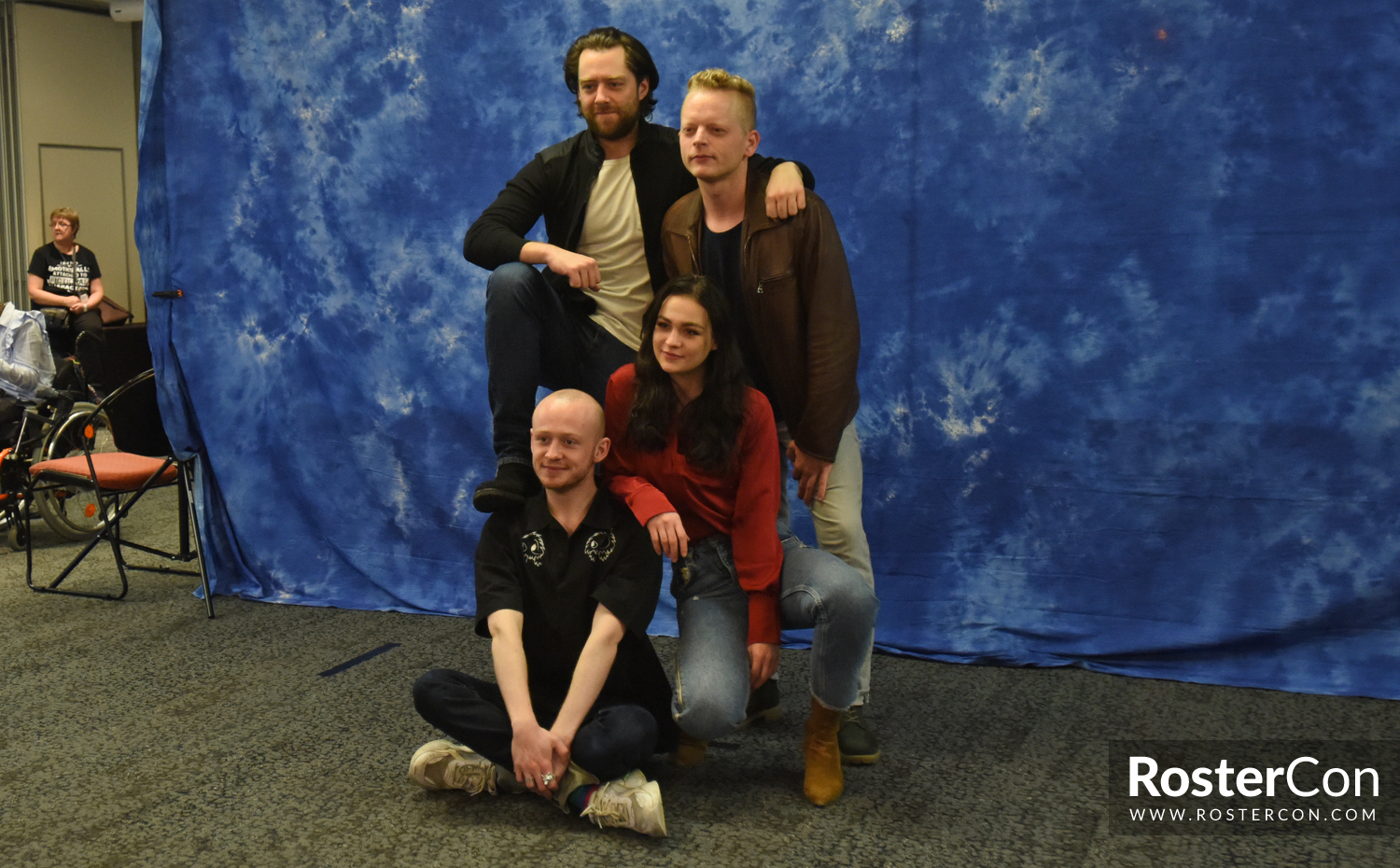 Richard Rankin, Sophie Skelton & John Bell - The Land Con 3 - Outlander