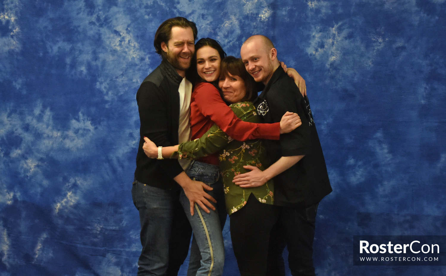 Richard Rankin, Sophie Skelton & John Bell - The Land Con 3 - Outlander