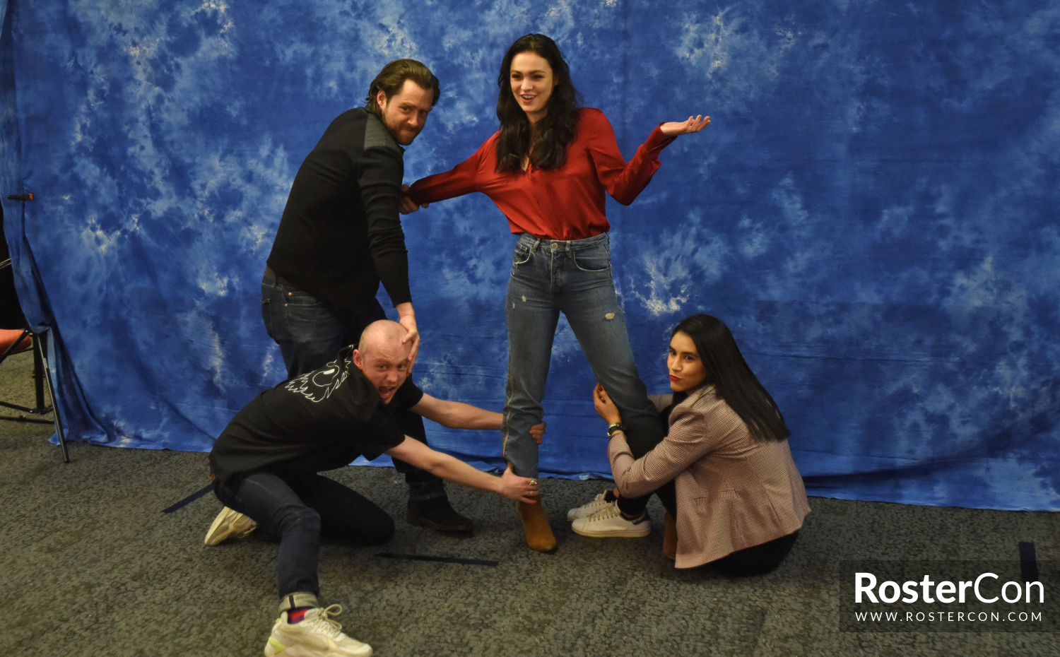 Richard Rankin, Sophie Skelton & John Bell - The Land Con 3 - Outlander