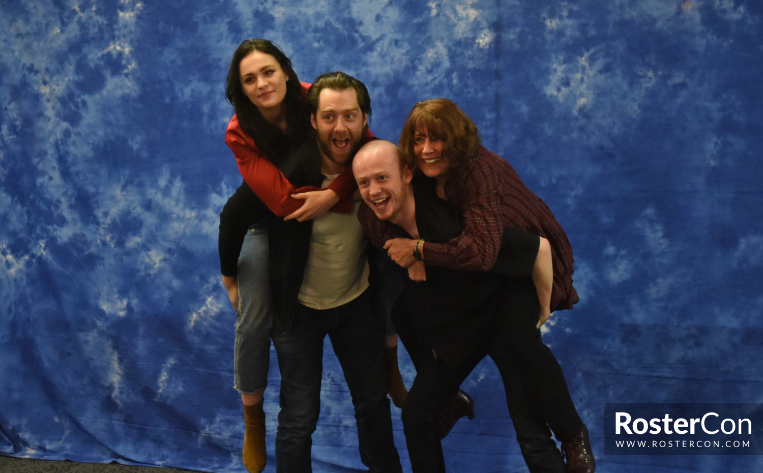 Richard Rankin, Sophie Skelton & John Bell - The Land Con 3 - Outlander