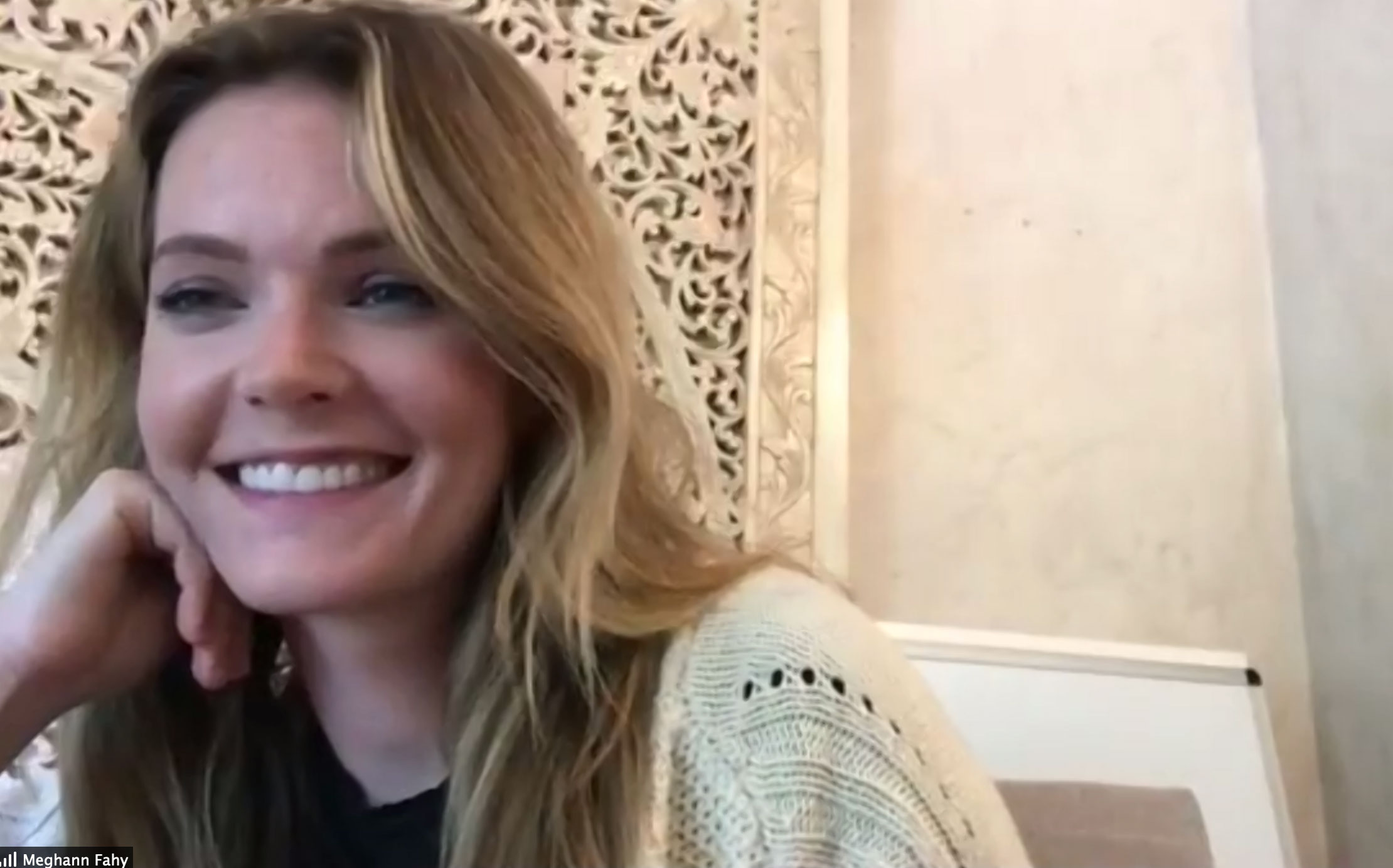 Meghann Fahy durant son panel à la convention virtuelle d'Empire Conventions