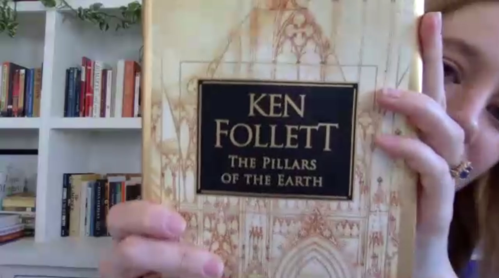 Yael Grobglas montre son exemplaire des Piliers de la Terre de Ken Follett. 