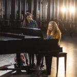 Photo High School Musical: The Musical: The Series – Episode 102: The Read-Through - Julia Lester (Ashlyn) & Olivia Rodrigo (Nini)