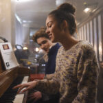 Photo High School Musical: The Musical: The Series &ndash; Episode 108: The Tech Rehearsal - Joshua Bassett (Ricky) & Olivia Rodrigo (Nini)