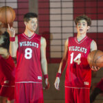 Photo High School Musical: The Musical: The Series &ndash; Episode 109: Opening Night - Matt Cornett (EJ) & Joshua Bassett (Ricky)