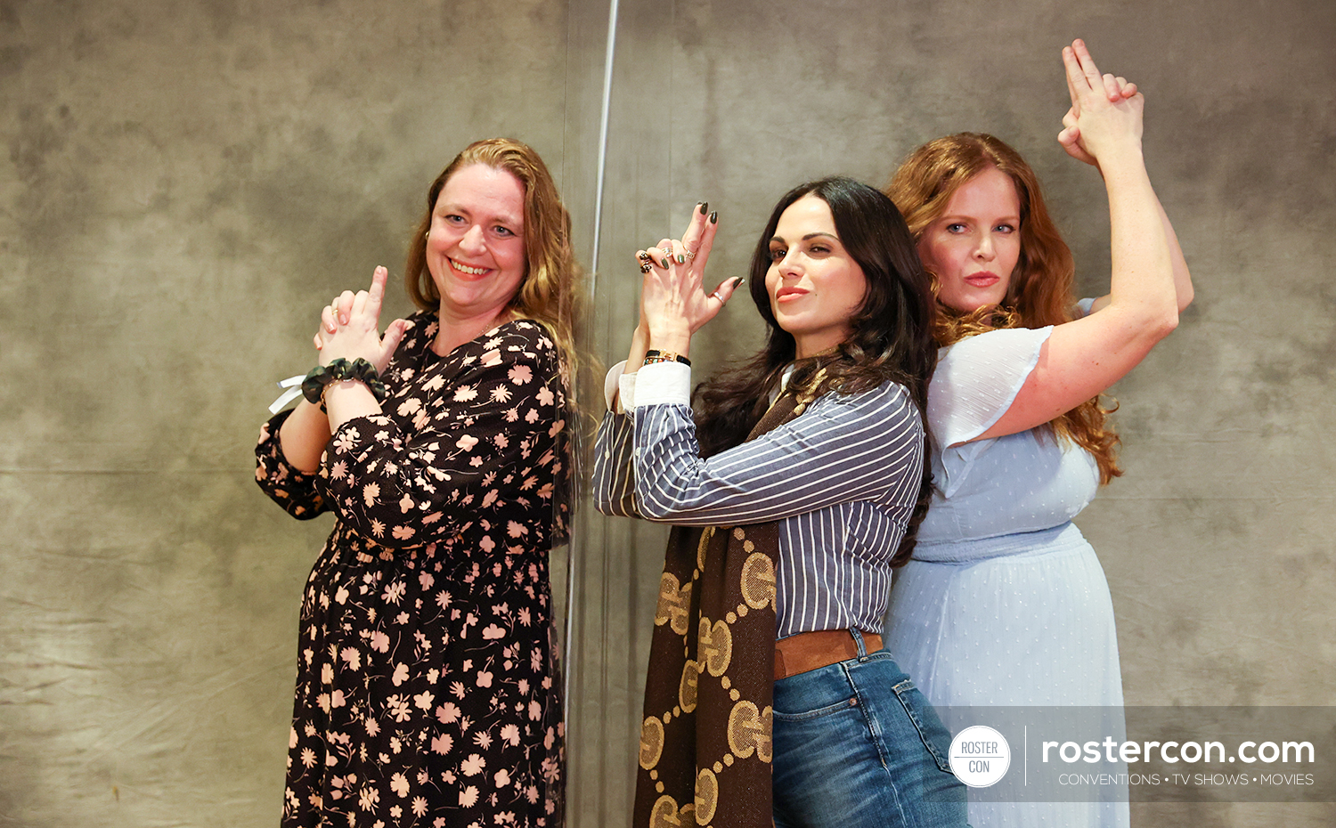 Photoshoot Lana Parilla & Rebecca Mader - Once Upon A Time - The Happy Ending Convention 4