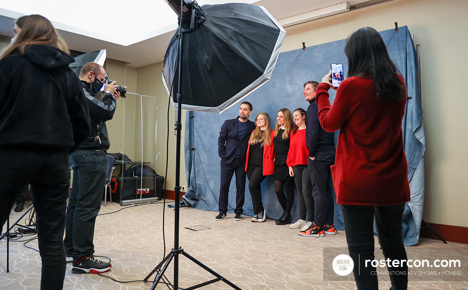 Photoshoot Pedro Alonso, Itziar Ituño & Luka Peros – Money Heist (La Casa de Papel) – The Hold Up Gang