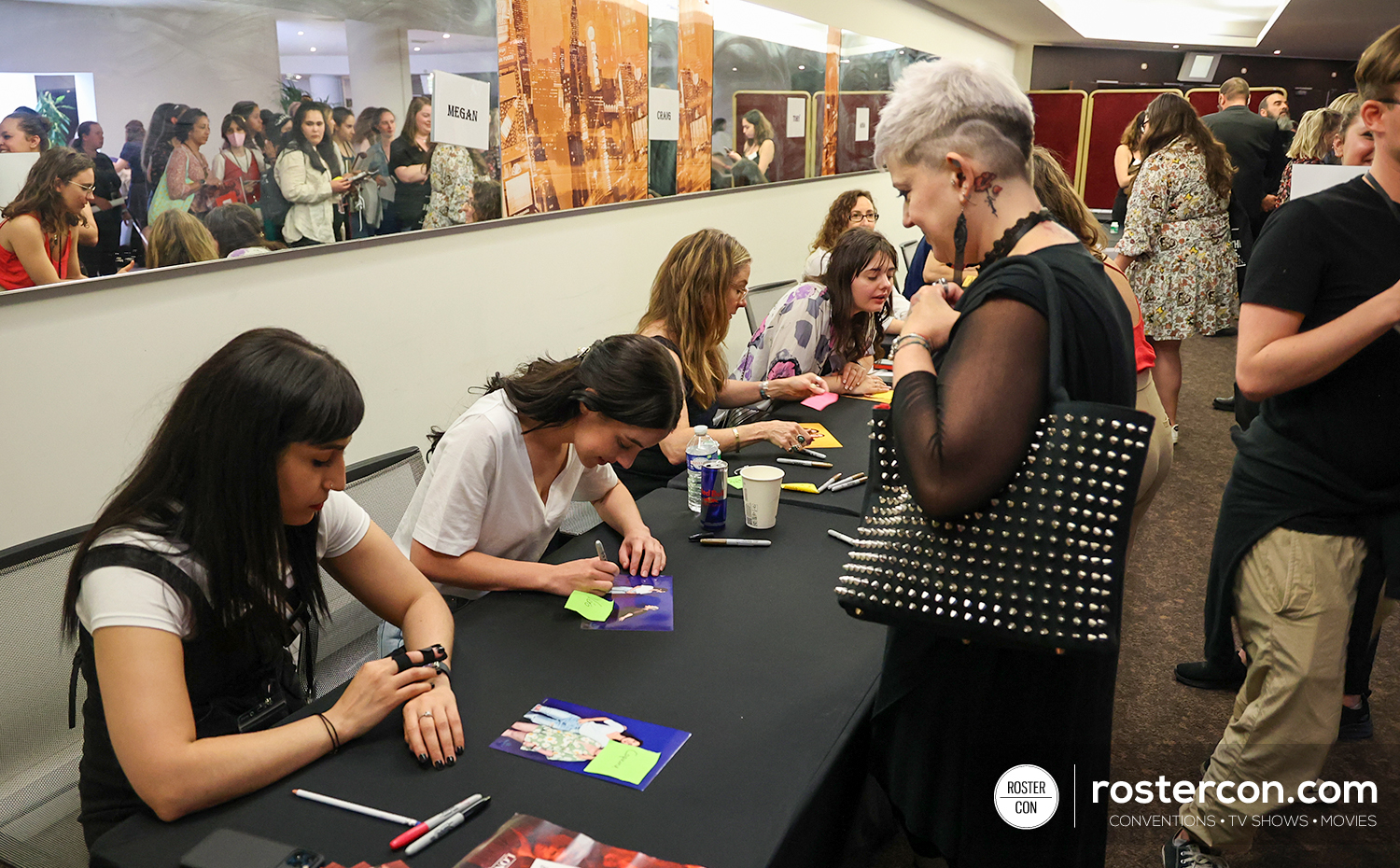 Autographes - Adelaide Kane & Megan Follows - Long May She Reign 2 - Reign