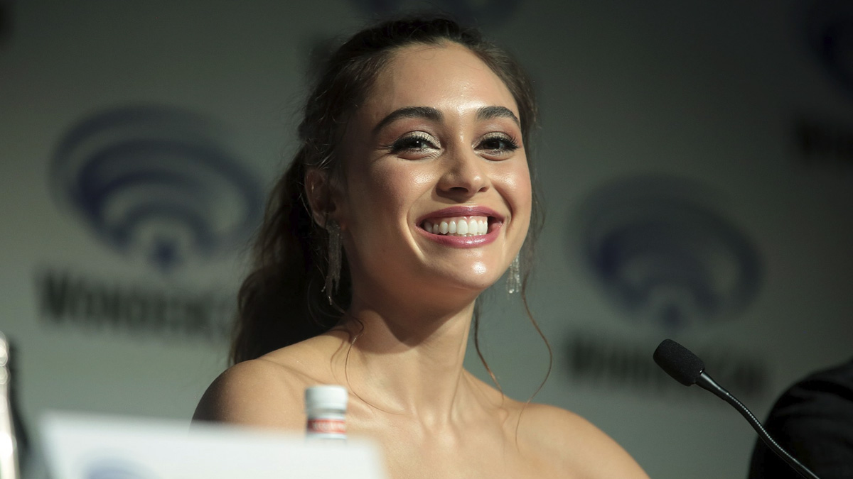 Lindsey Morgan (The 100) in France to meet her fans