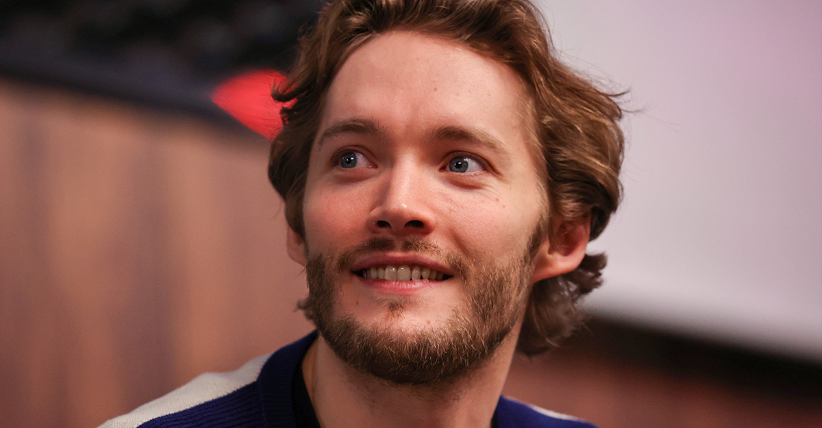 Reign : Toby Regbo rejoint Adelaine Kane à la convention Long May She Reign 3