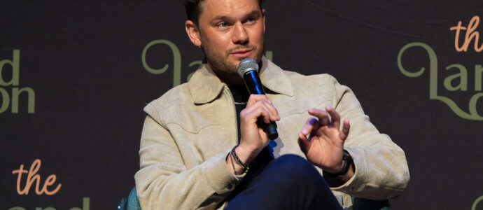 Jeremy Irvine - The Land Con 8 - Outlander: Blood of My Blood, Treadstone