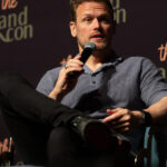 Sam Heughan – The Land Con 8 – Outlander, The Couple Next Door