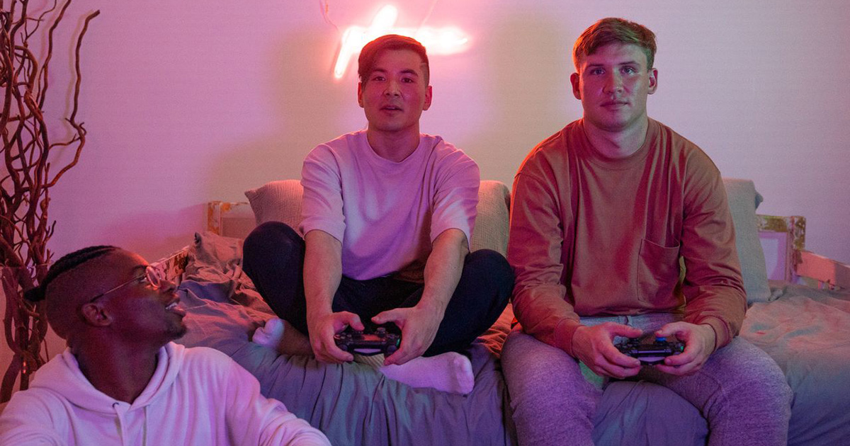 How Online Gaming Keeps Fan Communities Together Between Conventions