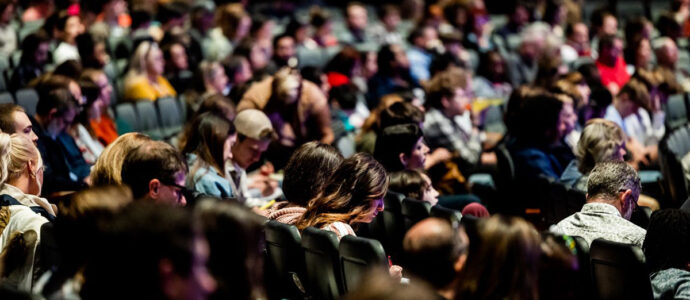 Smart Mobile Safety Rules for Relaxing With Digital Entertainment Between Convention Panels